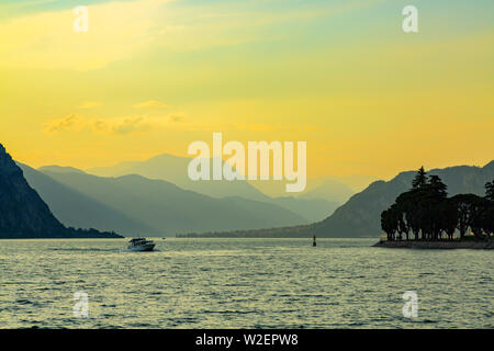 Coucher de soleil idyllique sur le lac de Côme à côté de la ville de Lecco, Lombardie, Italie Banque D'Images