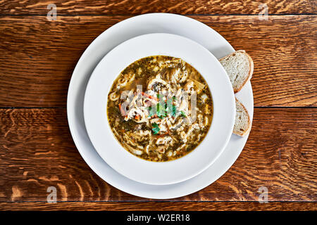 Soupe à la Madriléne polonais servi sur table en bois Banque D'Images