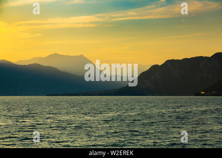 Coucher de soleil idyllique sur le lac de Côme à côté de la ville de Lecco, Lombardie, Italie Banque D'Images