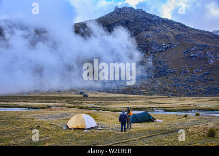 Dans le camp le long de la Cordillère des Andes, la Bolivie traverse réel Banque D'Images