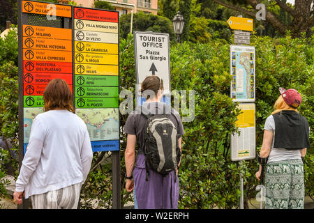 VARENNA, Lac de Côme, Italie - Juin 2019 : cartes et informations touristiques à Varenna sur le lac de Côme. Banque D'Images