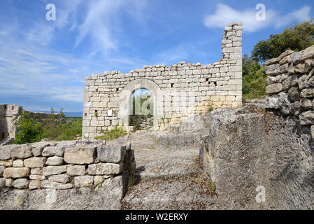 Vestiges de pierre de la maison du gouverneur, une maison en pierre médiévale, dans Fort de Buoux Luberon Vaucluse provence france Banque D'Images