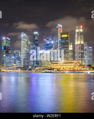 La ville illuminée de Singapour district centre-ville aux couleurs ciel du soir en arrière-plan Banque D'Images