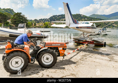 Côme, Lac de Côme, Italie - Juin 2019 : hydravion exploité par l'Aero Club Como qui est poussé par un petit tracteur dans les eaux du lac de Côme. Banque D'Images