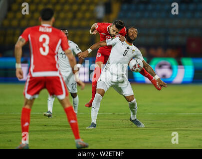 En France, le 8 juillet 2019 : Pierre Jordan Ayew du Ghana et Ghaylen Chaaleli de Tunisie difficile pour la balle pendant la coupe d'Afrique des Nations 2019 match entre le Ghana et la Tunisie à l'Ismaïlia Stadium à Ismaïlia, en Égypte. Ulrik Pedersen/CSM. Banque D'Images