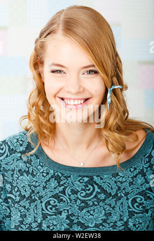 Portrait d'une belle jeune fille avec un sourire charmeur. Banque D'Images