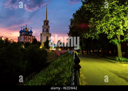 Ryazan (Russie). Vue de la nuit de Bell Tower et cathédrale de Ryazan Kremlin au coucher du soleil, la Russie. Vue de la ville touristique populaire en Russie au coucher du soleil Banque D'Images