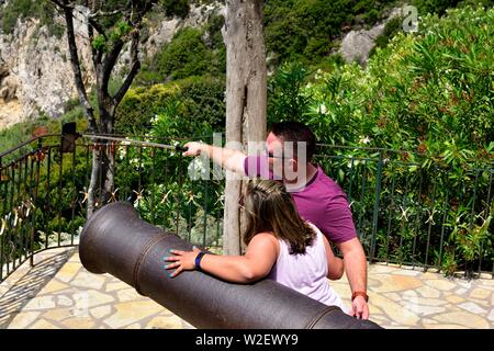 Un couple sur un selfies téléphone avec un bâton selfies Paleokastritsa, Corfou,,grèce,îles Grecques Banque D'Images