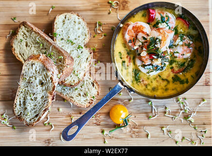 L'ail crevettes Crevettes épicées de piment sur poêle avec du citron et de la coriandre Banque D'Images