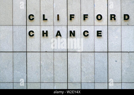 Francfort, Allemagne - Juillet 06, 2019 : Le logo du cabinet d'avocats Clifford Signification sur la façade d'un gratte-ciel sur Juillet 06, 2019 à Francfort. Banque D'Images