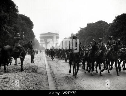 Eva Braun Collection (2) - Soldats allemands marchant passé l'Arc de Triomphe à Paris (date inconnue) Banque D'Images