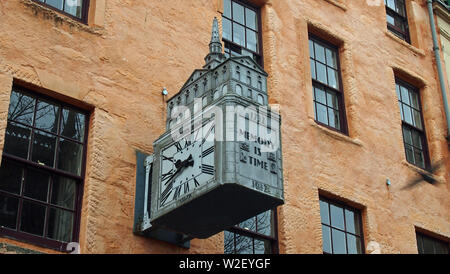 Horloge publique avec chiffres romains et visage rectangulaire montée sur le mur de la Terre de Gardyne, High Street, l'un des rares édifices médiévaux qui reste. Banque D'Images