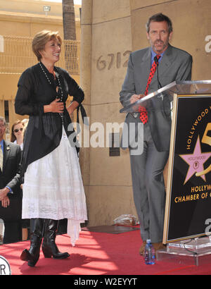 LOS ANGELES, CA. 06 août 2010 : l'actrice Emma Thompson avec 'Chambre' star Hugh Laurie sur Hollywood Boulevard où Thompson a été honoré avec le 2,416ème étoile sur le Hollywood Walk of Fame. © 2010 Paul Smith / Featureflash Banque D'Images