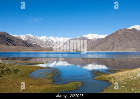 Paysage avec montagnes reflétant dans l'eau de Pangong Tso (le lac Pangong), Ladakh, Inde Banque D'Images