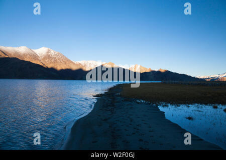 La fin de l'après-midi paysage de Pangong Tso (le lac Pangong) et ses environs vu de la région de Merak village, Ladakh, India Banque D'Images