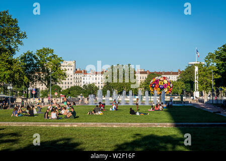 Des gens assis sur la pelouse et la détente, Place Antonin-Poncet, Lyon, France Banque D'Images