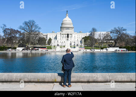 United States Capitol et la colline du Capitole vue du National Mall. Le Capitole est le siège du Congrès américain. Banque D'Images