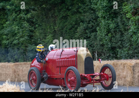 L1911 Vintage Art Deco Fiat S76 'bête de Turin'GP rugit la piste sur le Hill Climb tirée par Duncan Pittway à Goodwood Festival of Speed 2019 Banque D'Images