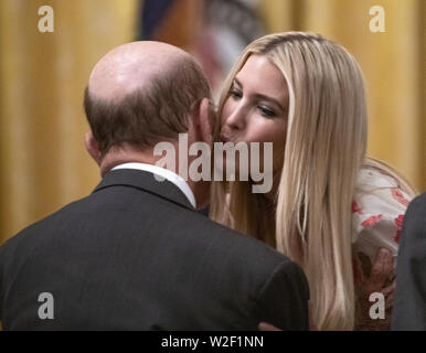 Washington, District de Columbia, Etats-Unis. 8 juillet, 2019. Première fille et conseiller du président Ivanka Trump baisers secrétaire au Commerce des États-Unis Wilbur L. Ross Jr. avant nous Président Donald J. Trump faisaient des remarques sur "le leadership environnemental de l'Amérique'' dans l'East Room de la Maison Blanche à Washington, DC le lundi 8 juillet, 2019 Credit : Ron Sachs/CNP/ZUMA/Alamy Fil Live News Banque D'Images