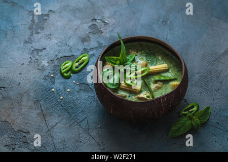 Poulet thaï au curry vert sur fond sombre, copiez l'espace. Banque D'Images