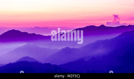 Vue sur coucher de soleil mauve dans les montagnes Banque D'Images