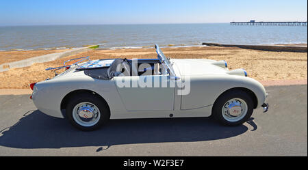 Classic White Austin Healey Sprite Motor Voiture garée sur promenade du front de mer. Banque D'Images
