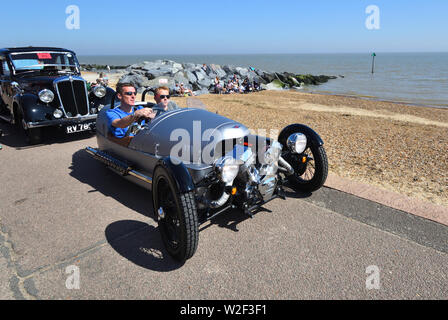 Classic Silver Morgan 3 roues à moteur voiture circulant sur la promenade de front de mer. Banque D'Images