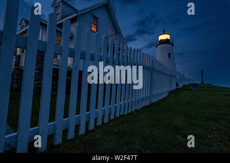 Le quartier historique de Pemaquid Point lighthouse keepers cottage, et clôture blanche au crépuscule à Bristol, dans le Maine. Le pittoresque phare construit sur la côte rocheuse de Pemaquid Point a été commandée en 1827 par le président John Quincy Adams. Banque D'Images