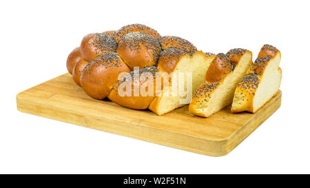 Tranches de pain challah douce sur chopping board isolated on white background with clipping path Banque D'Images