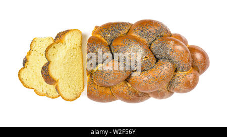 Tranches de pain challah frais isolé sur fond blanc avec clipping path Banque D'Images