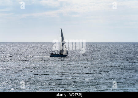 Bateau à voile dans la baie de Port Erin, Île de Man). Banque D'Images