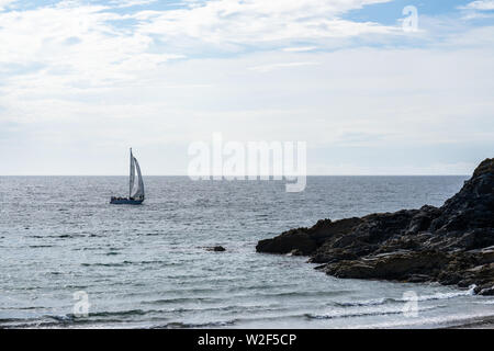 Bateau à voile dans la baie de Port Erin, Île de Man). Banque D'Images