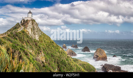 Nugget Point est situé dans la région de Catlins sur la côte sud de la Nouvelle-Zélande, Otago région. La région est célèbre pour de nombreuses îles rock - nuggets - i Banque D'Images