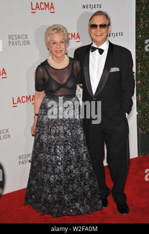 LOS ANGELES, CA. 26 septembre 2010 : Michael York & femme Pat l'occasion d'un gala à la Los Angeles County Museum of Art (LACMA) pour célébrer la 'officielle' de la révélation du nouveau musée, le bâtiment et Lynda Stewart Resnick Pavillon des expositions. © 2010 Paul Smith / Featureflash Banque D'Images