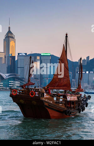 Jonque touristique et skyline, Victoria Harbour, Hong Kong, SAR, Chine Banque D'Images