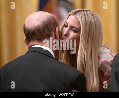 Première fille et conseiller du président Ivanka Trump baisers secrétaire au Commerce des États-Unis Wilbur L. Ross Jr. avant nous Président Donald J. Trump faisaient des remarques sur "le leadership environnemental de l'Amérique" dans l'East Room de la Maison Blanche à Washington, DC le lundi 8 juillet, 2019.Crédit : Ron Sachs/CNP /MediaPunch Banque D'Images