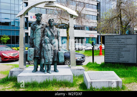 Statue de l'Immigrant grec à l'angle de la rue Jean Talon et avenue du Parc , Montréal, Canada Banque D'Images