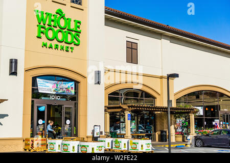 4 juillet 2019 San Mateo / CA / USA - Vue extérieure d'un supermarché Whole Foods ; Amazon Premier jour annonce affichée au-dessus de l'entrée ; South San Francisco Banque D'Images