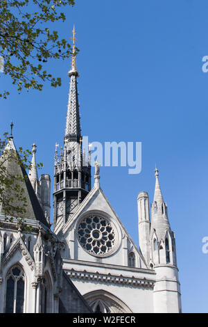 St Clement Danes conçu par Sir Christopher Wren CofE église, sur une rive de l'île, la circulation avec liens de la Royal Air Force. Banque D'Images