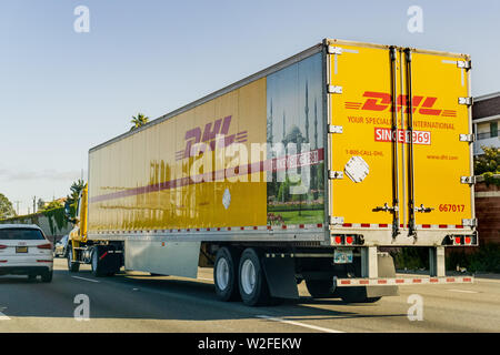 4 juillet 2019 San Bruno / CA / USA - DHL la conduite de camions sur l'autoroute dans la région de la baie de San Francisco Banque D'Images