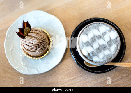 Gâteau de châtaignes et sésame noir latte en WA Japonais café et pâtisserie, Ealing Broadway, London, UK Banque D'Images