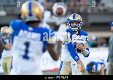 Juillet 05, 2019 : Blue Bombers de Winnipeg quarterback Sean McGuire (12) se réchauffe avant le match de la Ligue canadienne de football entre les Blue Bombers de Winnipeg et Ottawa Redblacks à TD Place Stadium à Ottawa, Canada Daniel Lea/CSM Winnipeg Banque D'Images