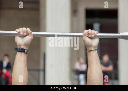 Spectacle sur Trafalgar Square difficile les touristes et les Londoniens de tenir pendant deux minutes (hommes) ou d'une minute et demie (femmes) de gagner €100. Banque D'Images