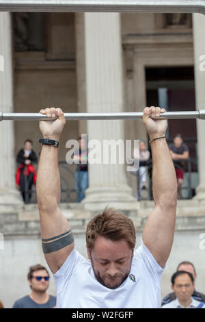 Spectacle sur Trafalgar Square difficile les touristes et les Londoniens de tenir pendant deux minutes (hommes) ou d'une minute et demie (femmes) de gagner €100. Banque D'Images