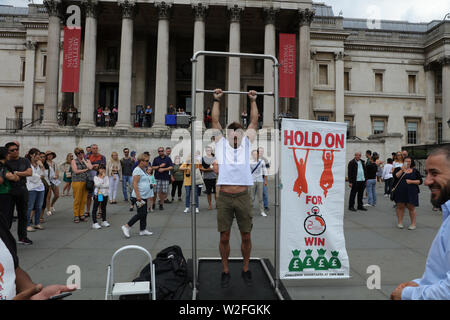 Spectacle sur Trafalgar Square difficile les touristes et les Londoniens de tenir pendant deux minutes (hommes) ou d'une minute et demie (femmes) de gagner €100. Banque D'Images