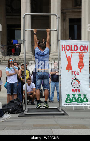 Spectacle sur Trafalgar Square difficile les touristes et les Londoniens de tenir pendant deux minutes (hommes) ou d'une minute et demie (femmes) de gagner €100. Banque D'Images