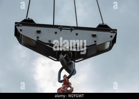 Grand crochet de grue de soulever des poids lourds panneaux de béton sur l'extérieur de l'immeuble à Whitehall dans l'intérieur un jour de semaine en été à Londres. Banque D'Images