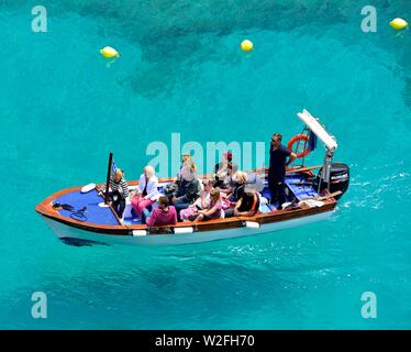 Les touristes de retour d'une visite guidée des grottes,plage,Agios Ioannis Agios Spiridon,Baie de Paleokastritsa, Corfou,grèce,Mer Ionienne Banque D'Images