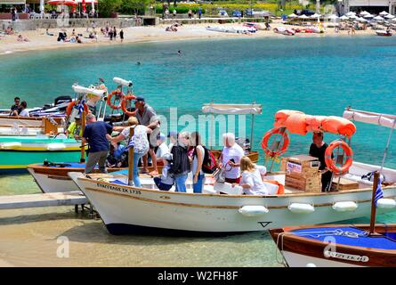 Les touristes de retour d'une visite guidée des grottes,plage,Agios Ioannis Agios Spiridon,Baie de Paleokastritsa, Corfou,grèce,Mer Ionienne Banque D'Images