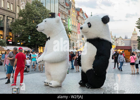 Prague, République tchèque - Le 26 mai 2018 : Les hommes de danser dans un ours polaire Panda Bear et costumés de divertir une foule de gens en place Venceslas Squar Banque D'Images